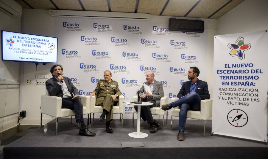 El periodista Arcadi Espada, el general Miguel Ángel Ballesteros, el periodista y moderador del debate Javier Marrodán, y el periodista Gonzalo Araluce.